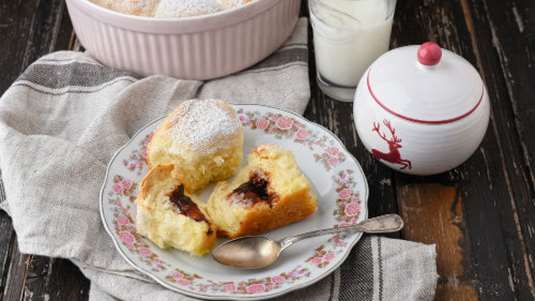 Buchteln (τσουρέκια ατομικά με μαρμελάδα από την αυστριακή κουζίνα)