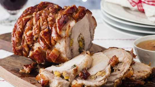 Χοιρινό ρολό με ξερά σύκα, γκοργκοντζόλα και φασκόμηλο