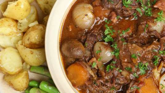Αγριογούρουνο στιφάδο με κόκκινο κρασί και μανιτάρια 