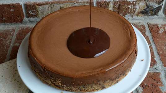 Τσιζκέικ με τριπλή σοκολάτα 
