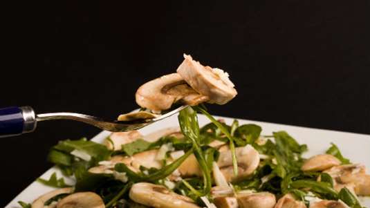 Σαλάτα με μανιτάρια, ρόκα και κουκουνάρι