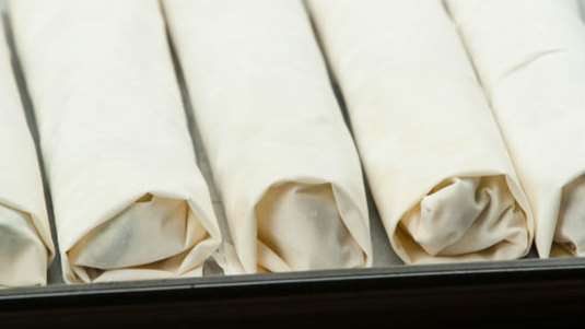 Μπουρεκάκια τηγανητά με αρνίσιο κιμά, μαστίχα και ανθόνερο