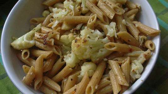 Πένες με κουνουπίδι, ελιές και χαλούμι 