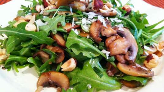 Ζεστή σαλάτα με άγρια μανιτάρια, φρέσκα κρεμμυδάκια και ρόκα