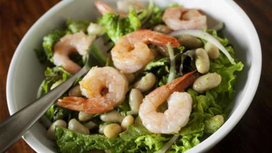 Ζεστή σαλάτα με γαρίδες, σπανάκι και φασόλια 