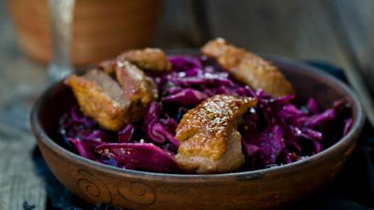 Ζεστή σαλάτα με πάπια και κόκκινο λάχανο