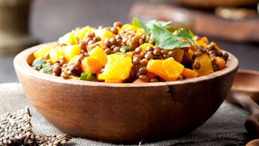 Ζεστή σαλάτα με φακή, κολοκύθα και μήλα