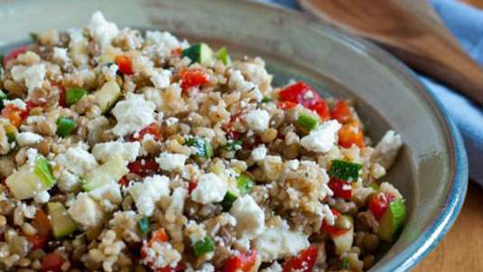 Ζεστή σαλάτα με καστανό ρύζι, κράνμπερις, καρύδια και φέτα