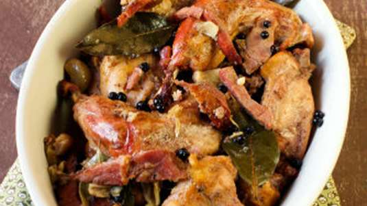 Κουνέλι Κεφαλονιάς με σάλτσα ντομάτας και λεμόνι