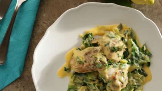 Αρνί με σταμναγκάθι και παντζαρόφυλλα με κρέμα αβγών 