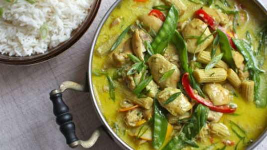 Κοτόπουλο με φυστικοβούτυρο, γάλα καρύδας και λαχανικά 