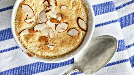 Σουφλέ ατομικά με αμύγδαλα και πορτοκάλι