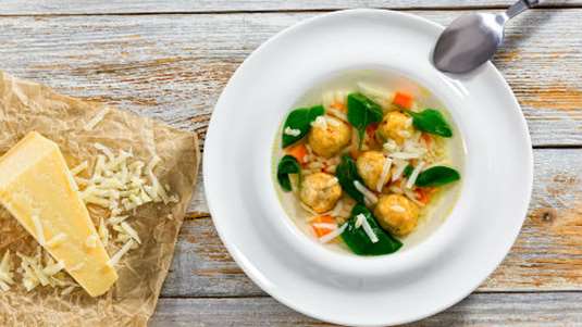 Σούπα με κεφτεδάκια και σπανάκι