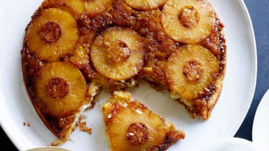 Κέικ upside down με ανανά και φουντούκια