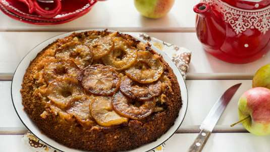 Κέικ upside down με μήλα και καρύδια