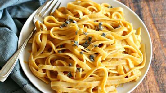 Παπαρδέλες με φασκόμηλο και καρύδια