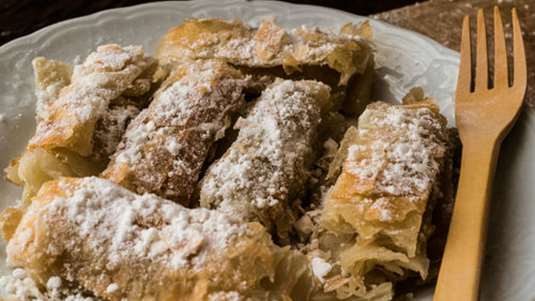 Μπουρεκάκια με ξηρούς καρπούς και ξερά φρούτα 