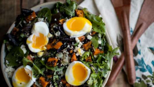 Σαλάτα με κινόα, γλυκοπατάτες, σπανάκι, γκοργκοντζόλα και αβγά