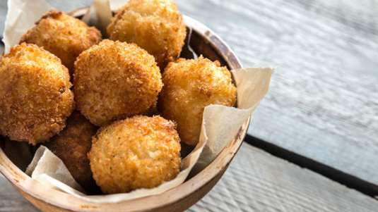 Arancini (κροκέτες ρυζιού γεμιστές με τυρί)