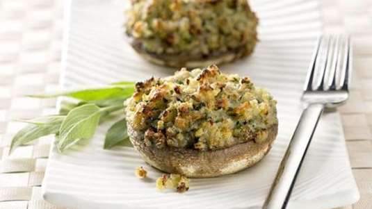 Μανιτάρια γεμιστά με τυρί, ψωμί και αρωματικά βότανα