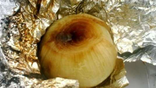 Ψητά κρεμμύδια με σος γιαουρτιού 