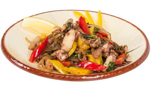 Σουπιές με πιπεριές  και  αντσούγιες