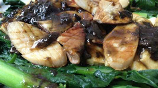 Σουπιές με σέσκουλα, ντομάτα και σταφίδες