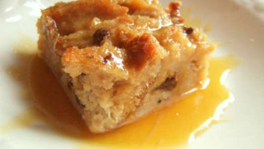 Πουτίγκα ψωμιού με σάλτσα αλμυρής καραμέλας με ουΐσκι