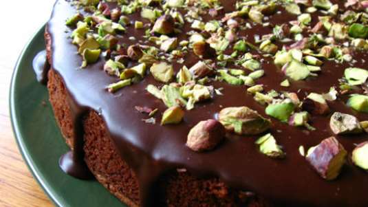 Κέικ σοκολάτας με φιστίκια Αιγίνης