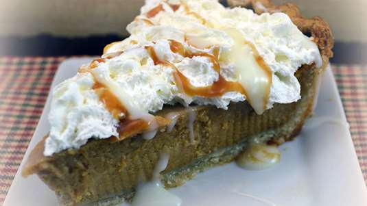 Μηλόπιτα με κρέμα σαντιγί αρωματισμένη με ουΐσκι