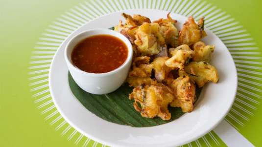 Τηγανίτες γαρίδες με sweet chili sauce από τη Σιγκαπούρη (Cucur udang) 