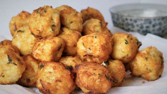 Τηγανίτες με αντζούγιες κάππαρη και μαραθόσπορο (Crispeddi, από τη κουζίνα της Σικελίας)