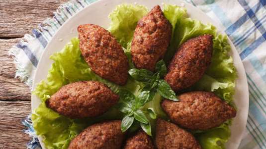 Κεφτεδάκια από ψάρι και πλιγούρι γεμιστά (Kibbeh samak από τον Λίβανο)