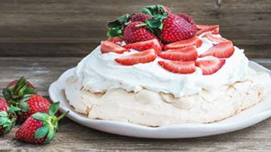 Τούρτα με μαρέγκες και φράουλες (σπό το αρχείο ΓΙΩΤΗΣ)