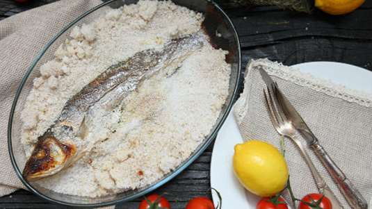 Λαβράκι ψητό στο αλάτι με αρωματικά βότανα