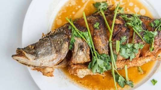 Λαβράκι ψητό με σάλτσα πορτοκάλι