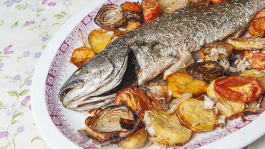 Λαβράκι στο φούρνο με πατάτες baby και ντοματάκια