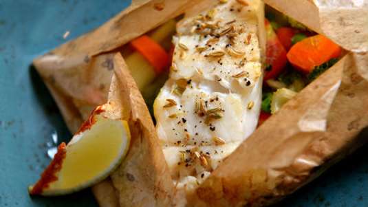 Λαβράκι στη λαδόκολλα με φινόκιο και ελιές