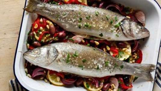 Λαβράκι με αρωματικά χόρτα και κουκουνάρι 