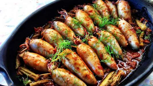 Καλαμαράκια γεμιστά με μάραθο, ντομάτα και φέτα