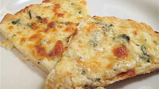 Ανοιχτή πίτα στο τηγάνι με φέτα και δυόσμο