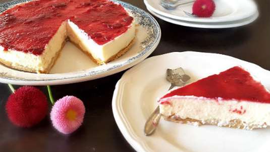 Τσιζ κέικ με σάλτσα από φραμπουάζ 