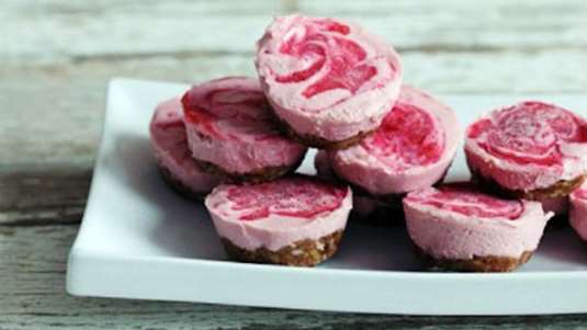 Vegan μίνι τσιζ κέικ με κουλί φράουλας