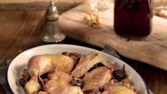 Κοτόπουλο κρασάτο με μέλι και ξηρούς καρπούς (του Ηλία Μαμαλάκη)