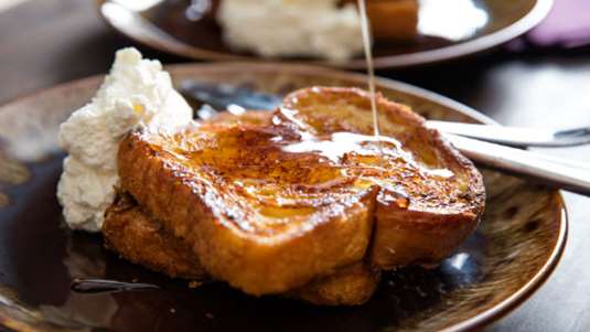 Αβγοφέτες με μπαγιάτικο τσουρέκι