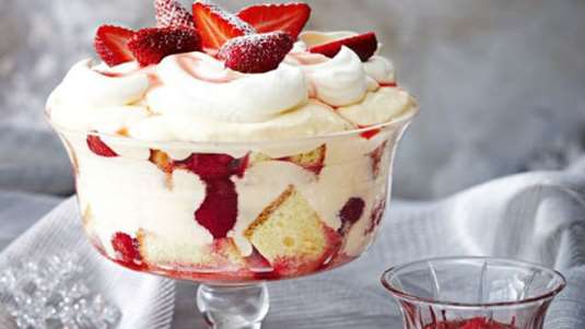Τράιφλ με μπαγιάτικο τσουρέκι, κρέμα και φράουλες