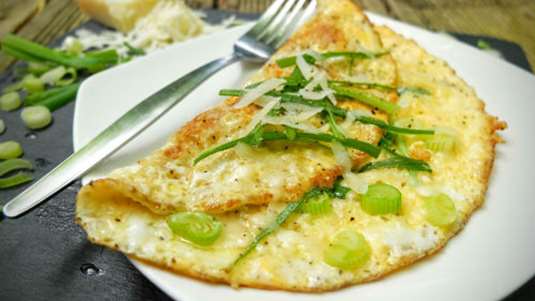 Ομελέτα με φρέσκα κρεμμυδάκια και άνηθο