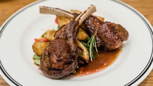 Κατσικάκι με φρέσκα κρεμμυδάκια 