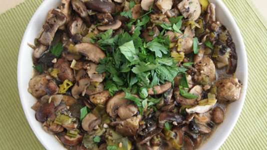 Φρέσκα κρεμμυδάκια και μανιτάρια φρικασέ