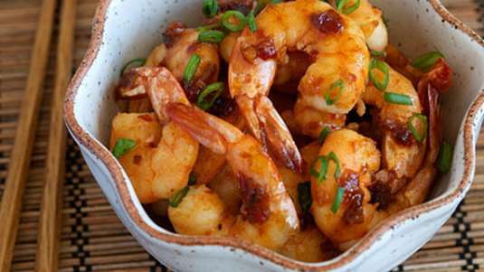 Πικάντικες γαρίδες με φρέσκα κρεμμυδάκια